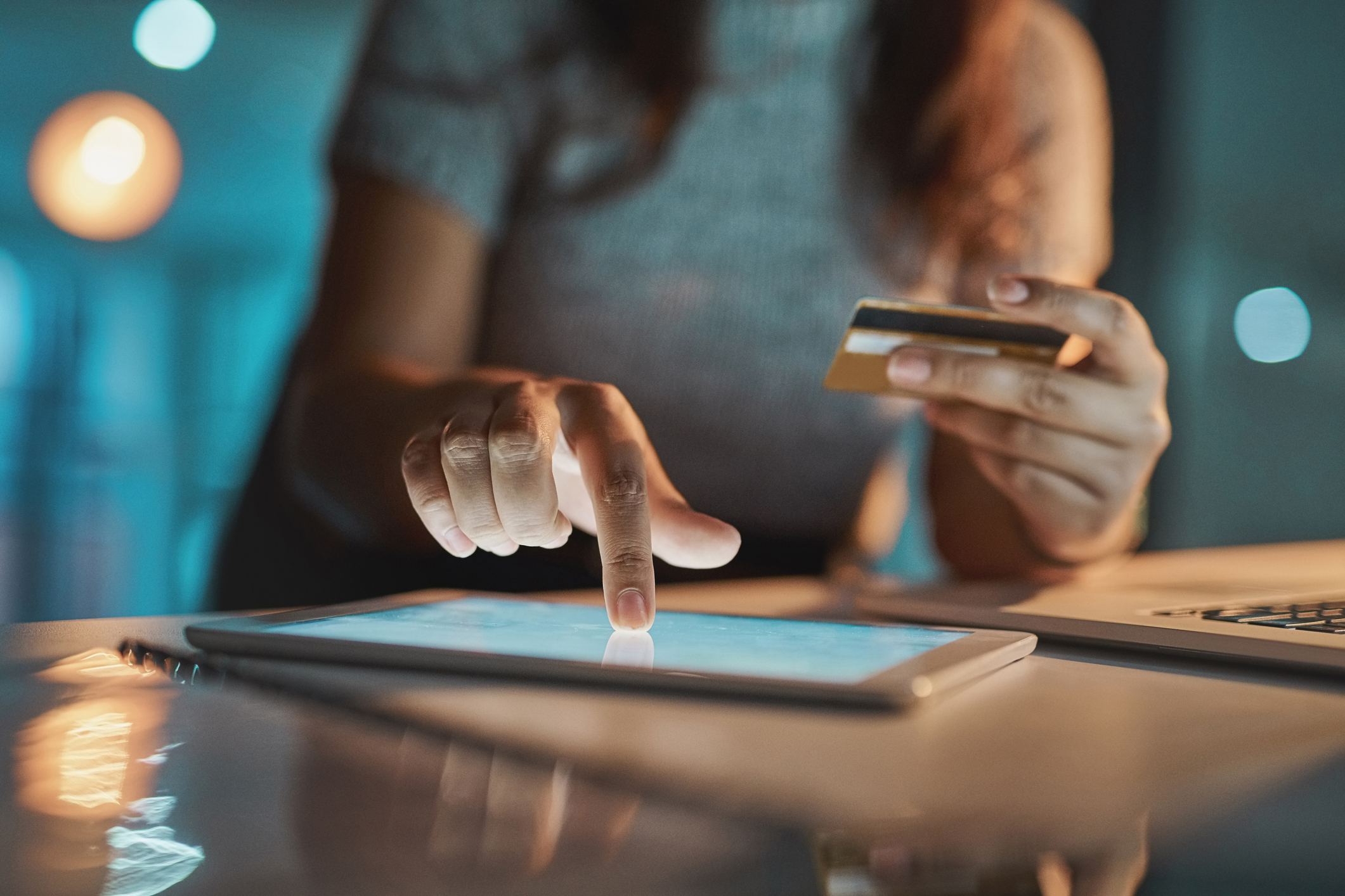 Grafika przedstawiająca kobiętę dokonującą płatność online.