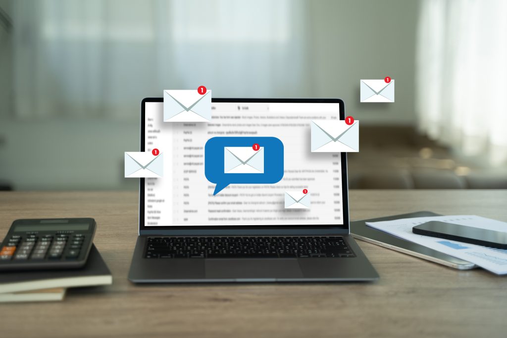 Grafika przedstawiająca laptop i pocztę e-mail.