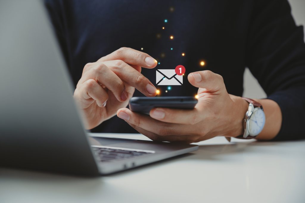Mężczyzna odbierający pocztę e-mail.
