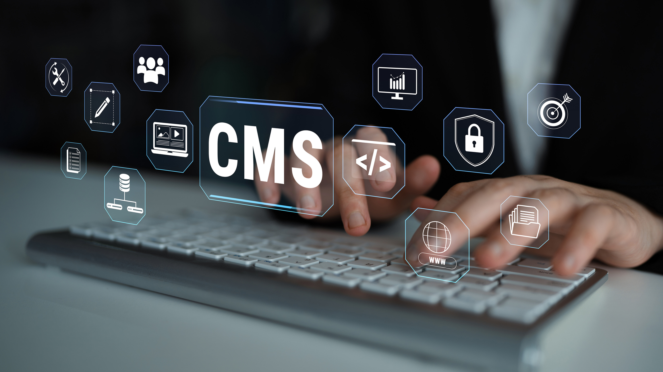 Grafika przedstawiająca pracę na komputerze nad CMS.