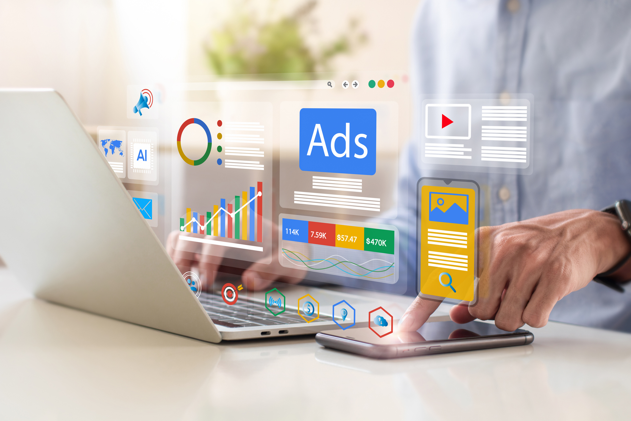 Grafika przedstawiająca osobę pracującą na laptopie nad automatyzacją marketingu.