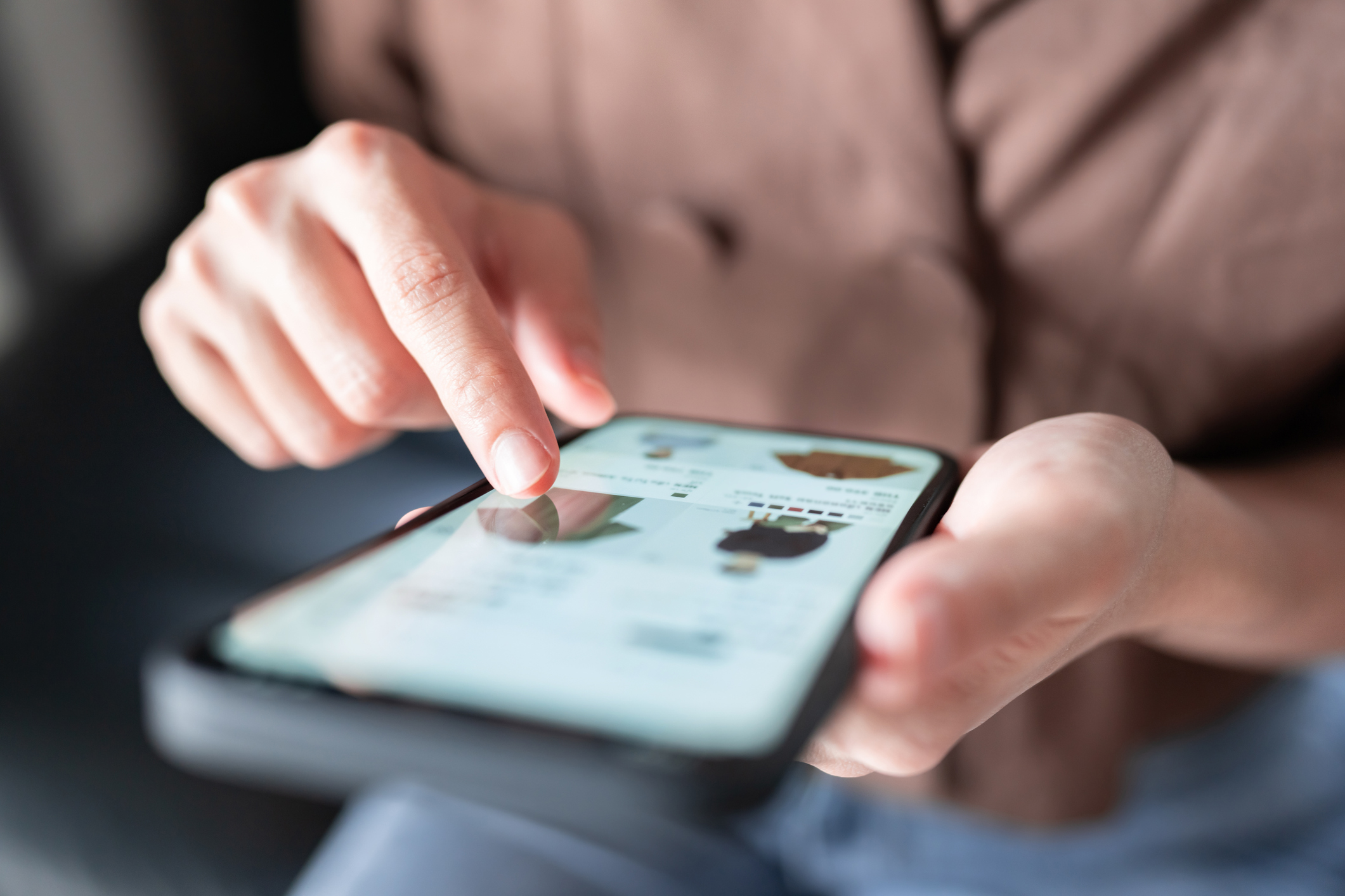 Kobieta robiąca zakupy online na telefonie
