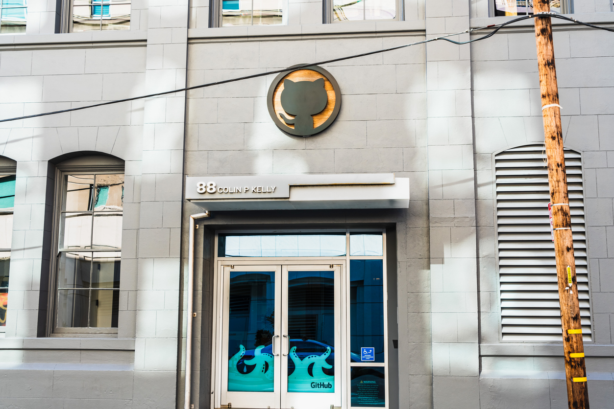 Siedziba główna GitHub w San Francisco. GitHub, którego symbolem jest logo Octocat, jest spółką zależną firmy Microsoft i oferuje usługi hostingu repozytoriów oraz system kontroli wersji oparty na Git, wykorzystywane do tworzenia i zarządzania oprogramowaniem.